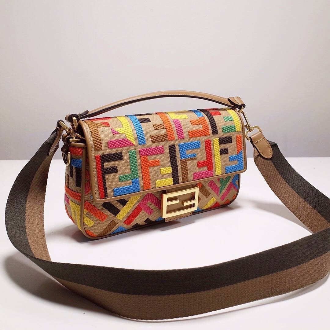 сумка fendi,fendi сумка кросс-боди,сумка фенди разноцветная,fendi сумка на плечо кросс-боди,сумка женская fendi