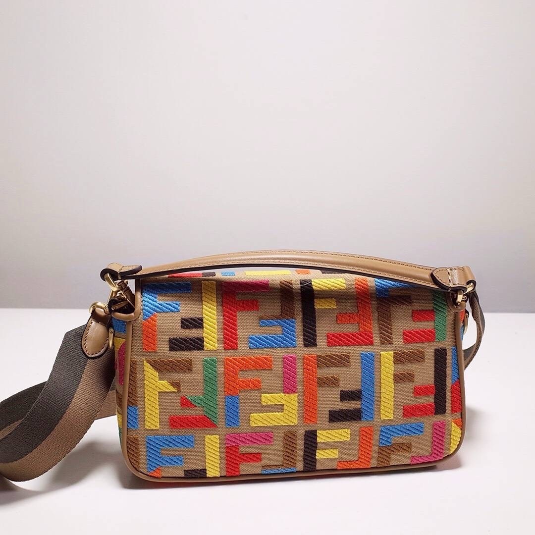 сумка fendi,fendi сумка кросс-боди,сумка фенди разноцветная,fendi сумка на плечо кросс-боди,сумка женская fendi