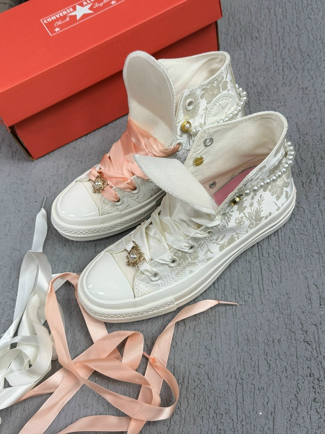,кроссовки модные,свадебные кеды,кеды converse,женские высокие кеды бежевого цвета converse