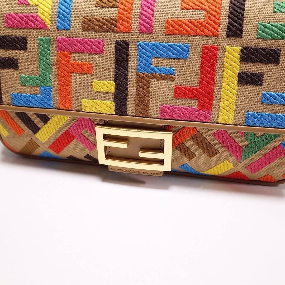 сумка fendi,fendi сумка кросс-боди,сумка фенди разноцветная,fendi сумка на плечо кросс-боди,сумка женская fendi