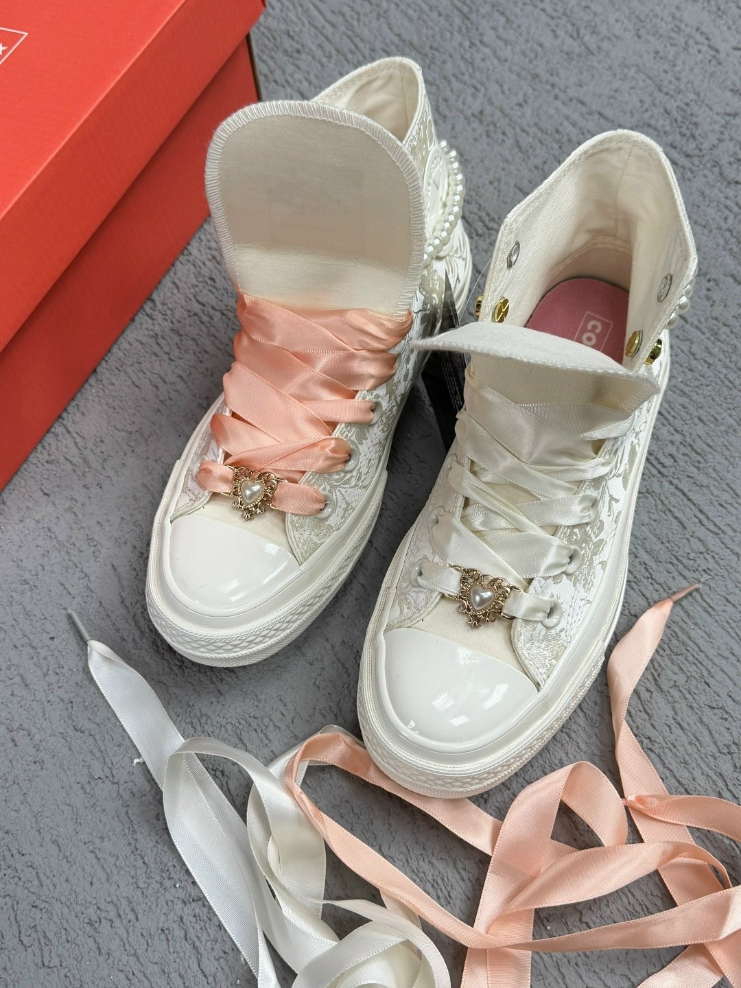 ,кроссовки модные,свадебные кеды,кеды converse,женские высокие кеды бежевого цвета converse