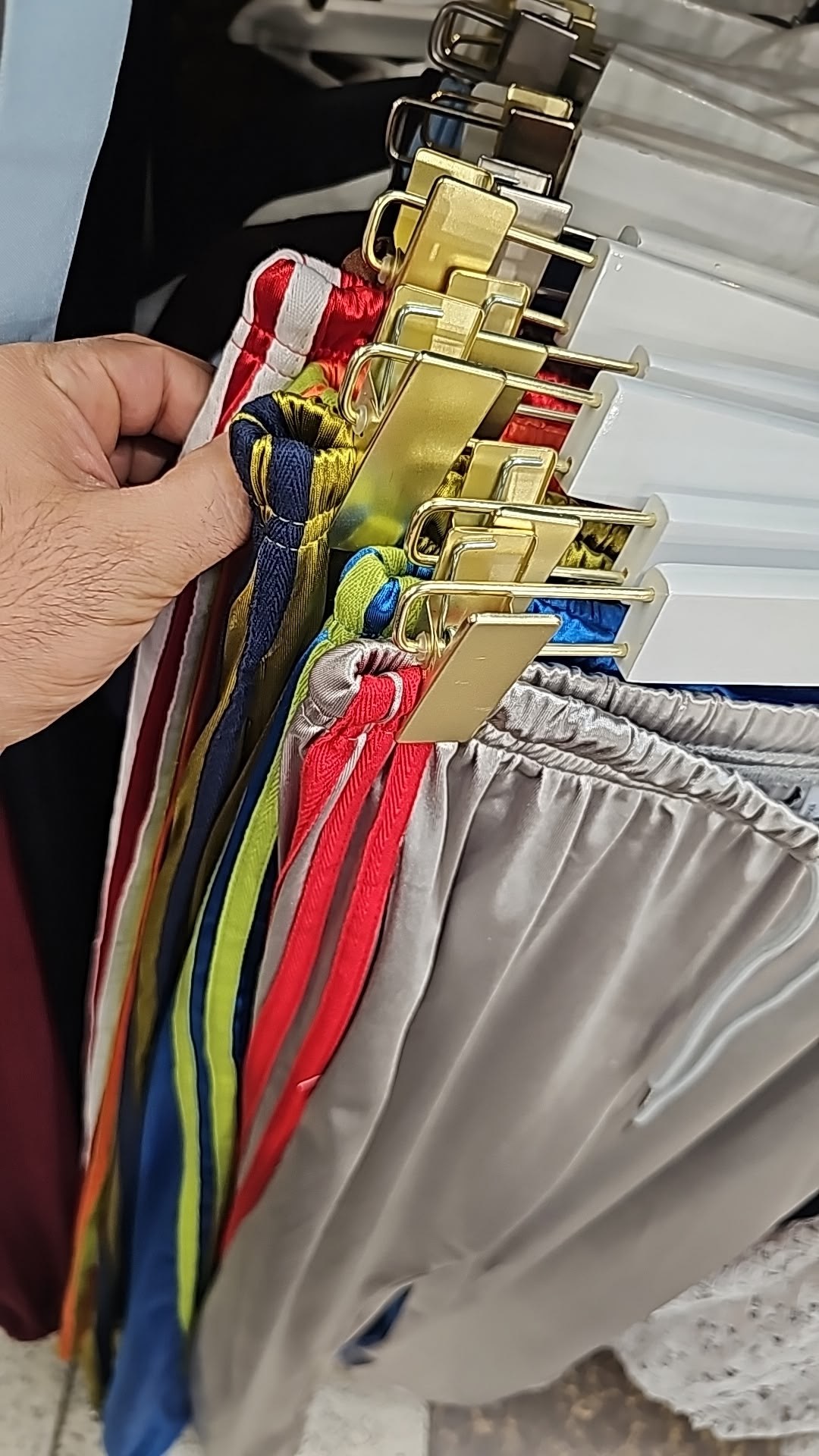 спортивные штаны,широкие штаны,брюки широкие спортивные,red adidas pants outfit
