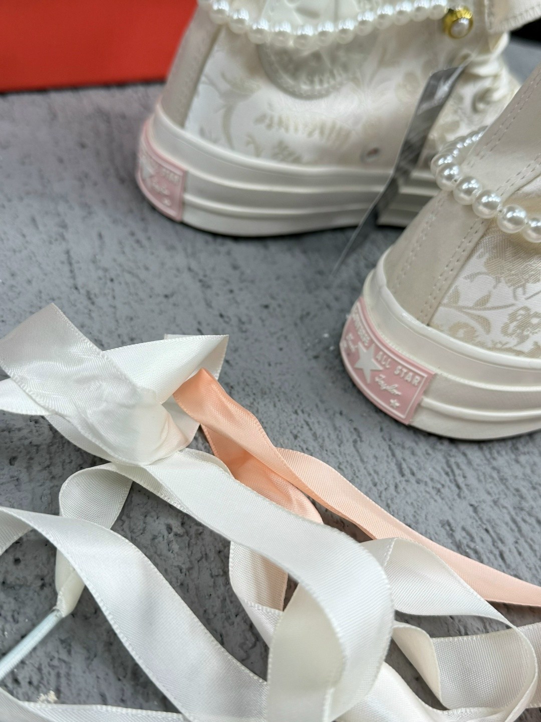 ,кроссовки модные,свадебные кеды,кеды converse,женские высокие кеды бежевого цвета converse