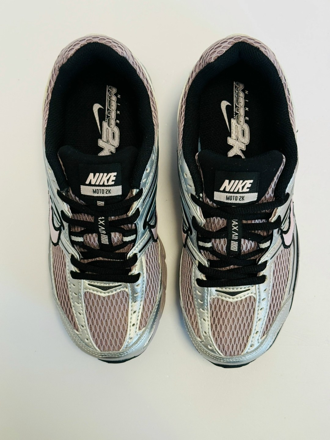 кроссовки nike air max moto 2k,nike низкие массивные кроссовки air max moto 2k женские розовые,кроссовки nike,кроссовки nike air max,кроссовки унисекс nike air max moto 2k серебристого и сиреневого цв