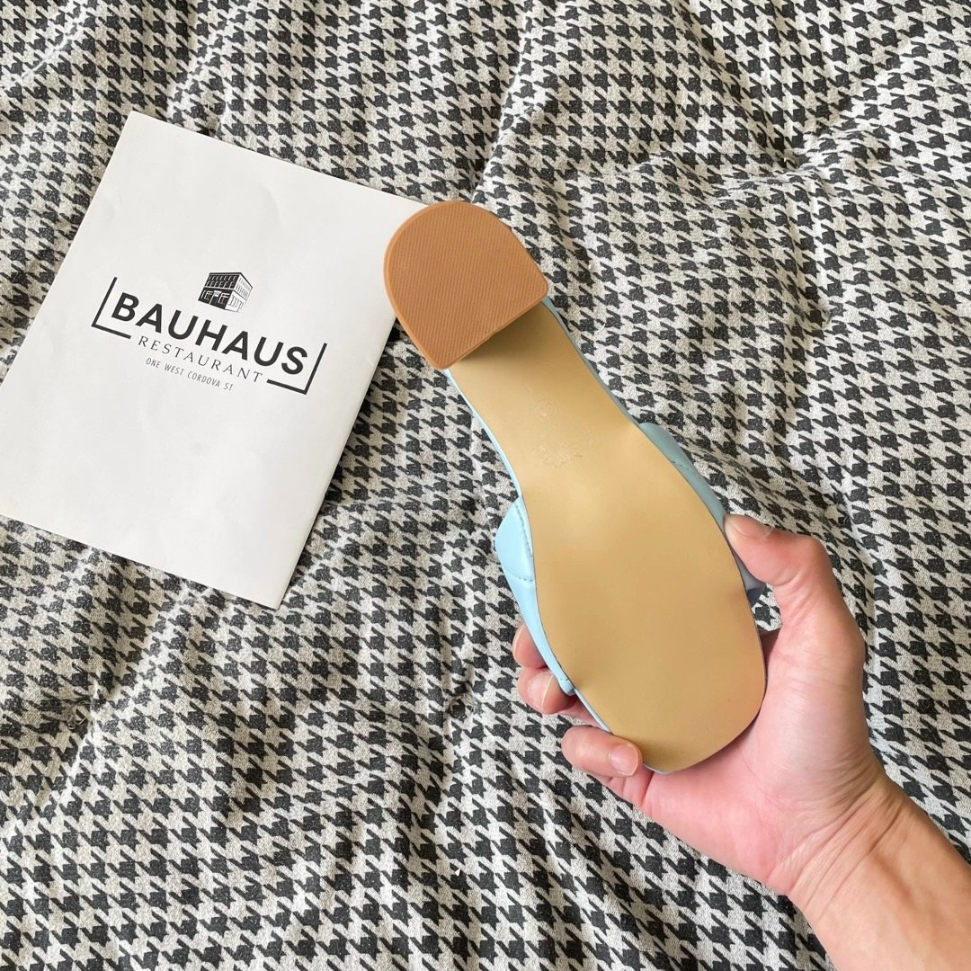 женские шлепанцы,,женские шлепанцы prada,модные шлепанцы,босоножки женские