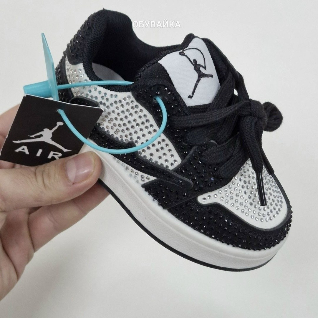 кроссовки,swarovski air jordan 1 low hm9208 001,swarovski air jordan 1 low og crystal stealth hm9208-001,nike air jordan 1,swarovski x nike air jordan 1 low og "stealth"