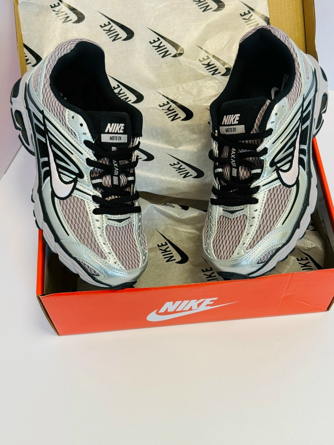 кроссовки nike air max moto 2k,nike низкие массивные кроссовки air max moto 2k женские розовые,кроссовки nike,кроссовки nike air max,кроссовки унисекс nike air max moto 2k серебристого и сиреневого цв