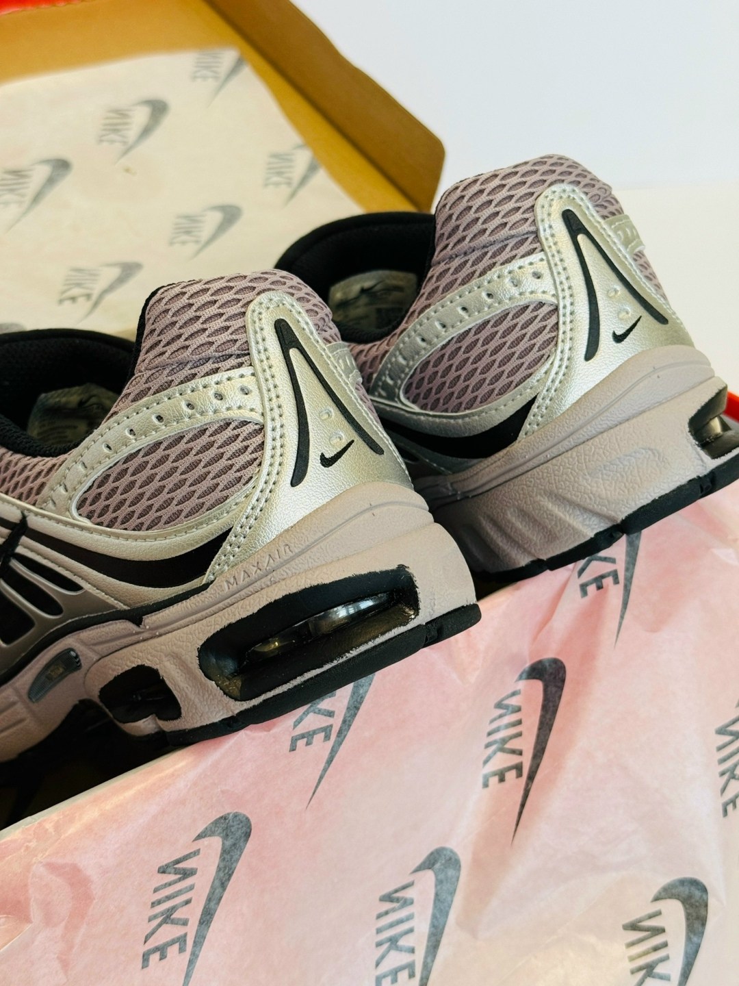 кроссовки nike air max moto 2k,nike низкие массивные кроссовки air max moto 2k женские розовые,кроссовки nike,кроссовки nike air max,кроссовки унисекс nike air max moto 2k серебристого и сиреневого цв