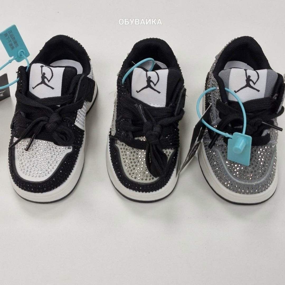 кроссовки,swarovski air jordan 1 low hm9208 001,swarovski air jordan 1 low og crystal stealth hm9208-001,nike air jordan 1,swarovski x nike air jordan 1 low og "stealth"