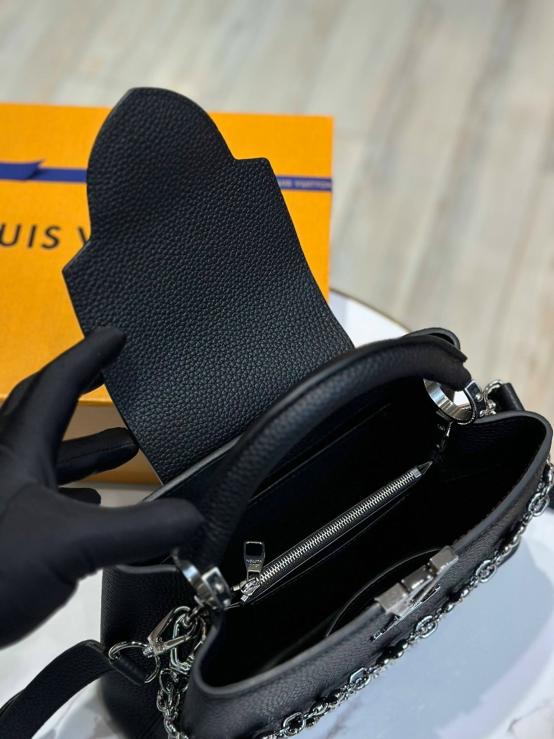 сумка женская louis vuitton,сумка louis vuitton,кожаная черная с бежевым сумка louis vuitton capucines mini,louis vuitton capucines,кожаная сумка louis vuitton capucines bb черная