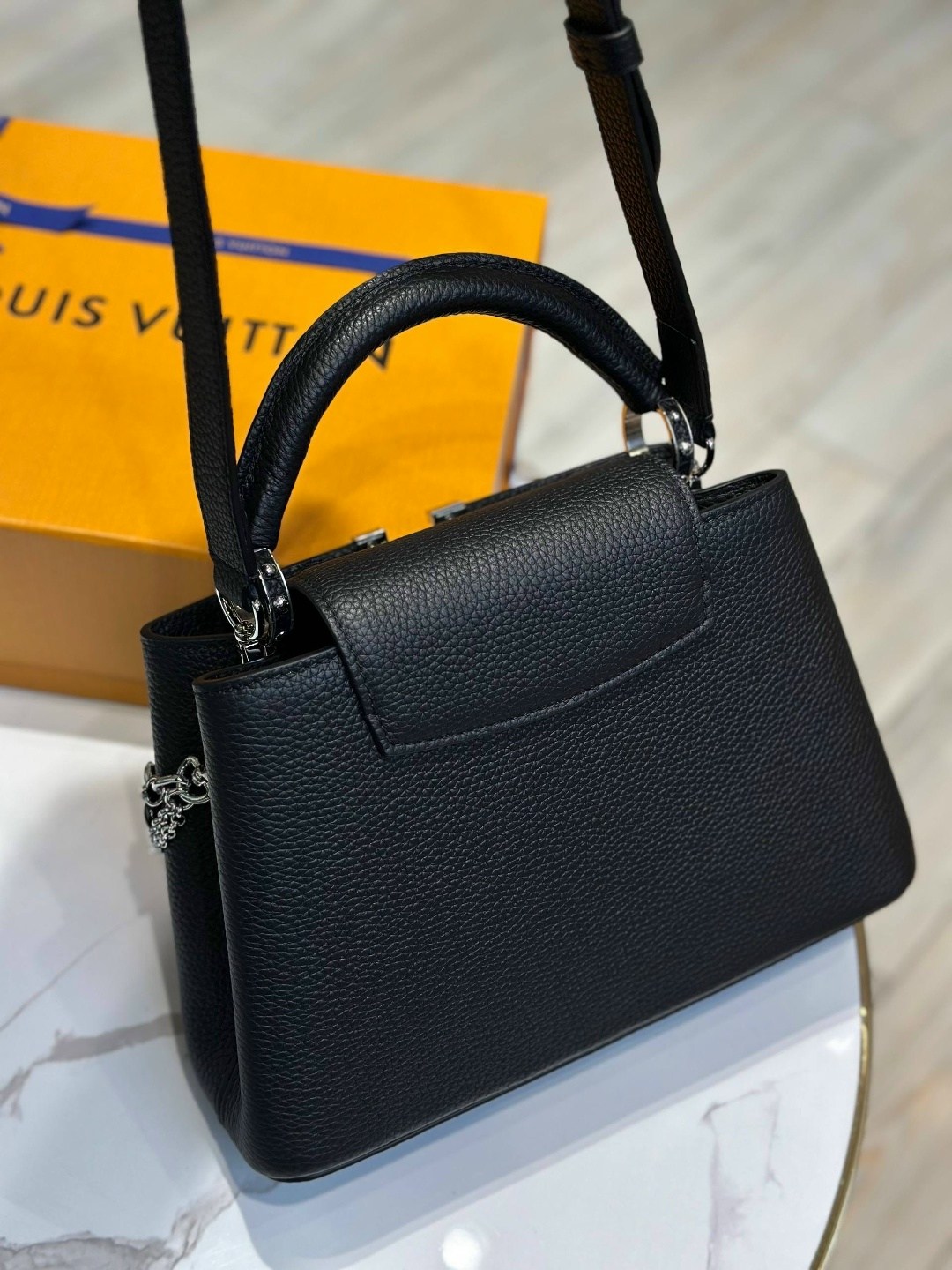 сумка женская louis vuitton,сумка louis vuitton,кожаная черная с бежевым сумка louis vuitton capucines mini,louis vuitton capucines,кожаная сумка louis vuitton capucines bb черная