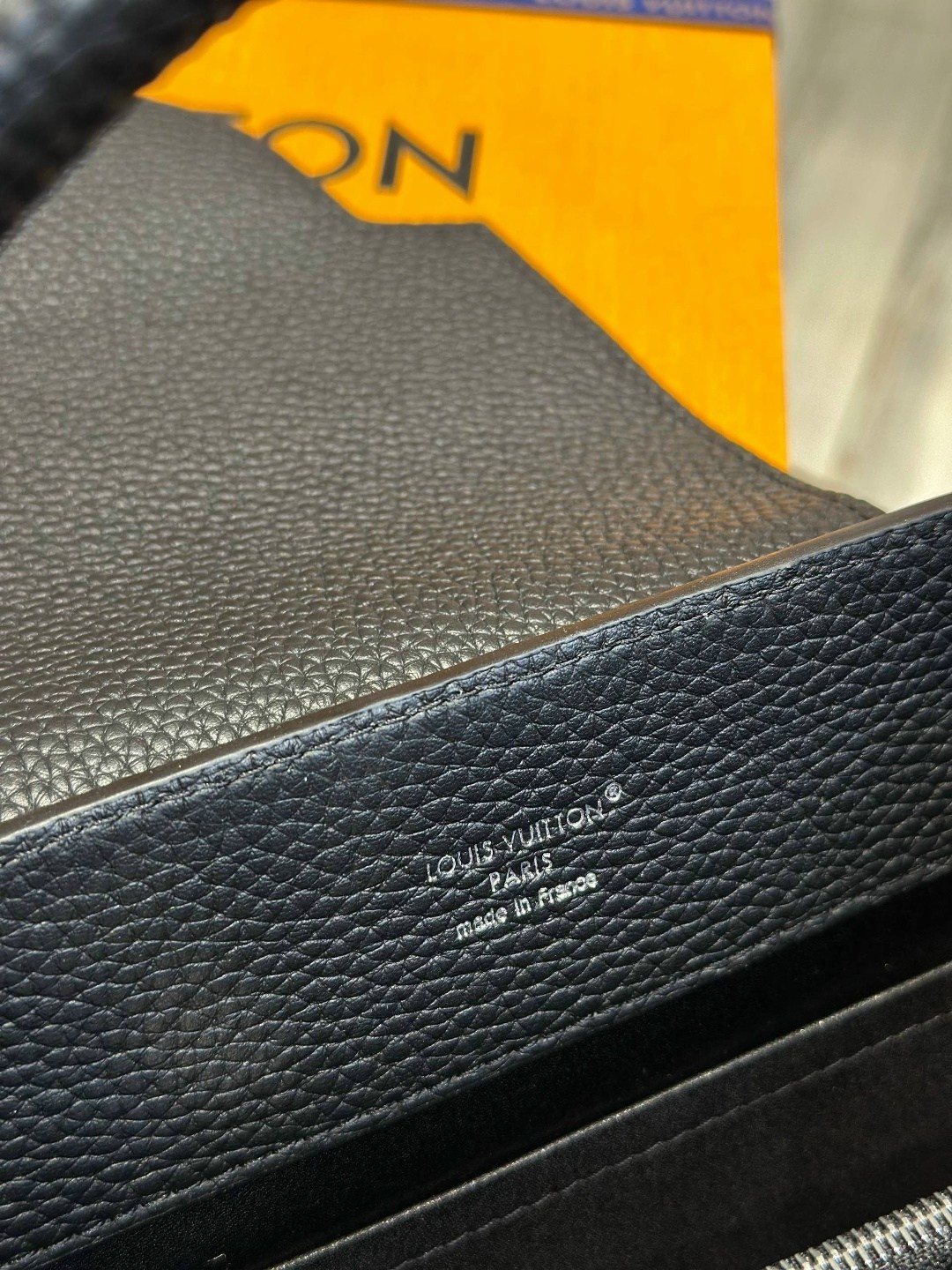 сумка женская louis vuitton,сумка louis vuitton,кожаная черная с бежевым сумка louis vuitton capucines mini,louis vuitton capucines,кожаная сумка louis vuitton capucines bb черная