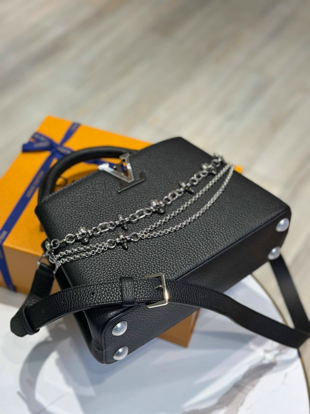 сумка женская louis vuitton,сумка louis vuitton,кожаная черная с бежевым сумка louis vuitton capucines mini,louis vuitton capucines,кожаная сумка louis vuitton capucines bb черная