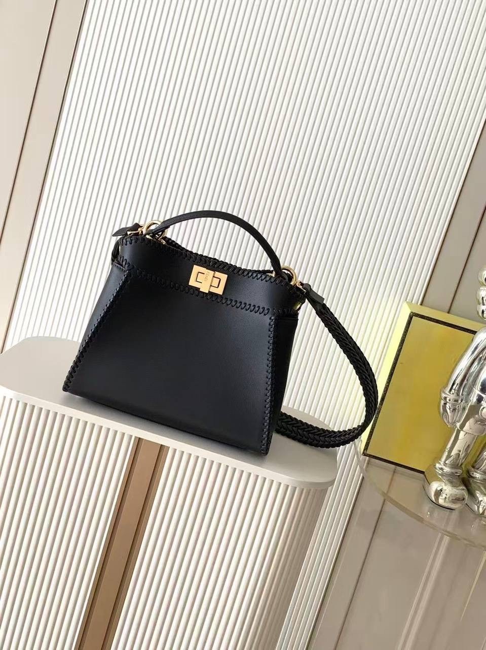 сумка fendi,женская сумка fendi,сумка фенди,сумка fendi peekaboo,fendi сумка на плечо