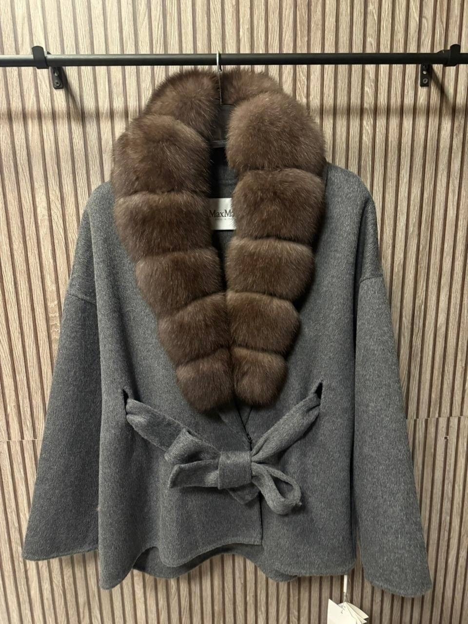 женское пальто с натуральным мехом,пальто кашемировое с мехом песца,молочное пальто с мехом финского песца,пальто с мехом,пальто женское с мехом