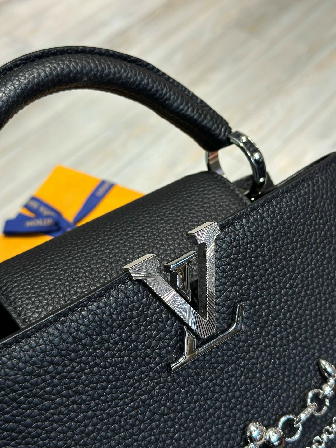 сумка женская louis vuitton,сумка louis vuitton,кожаная черная с бежевым сумка louis vuitton capucines mini,louis vuitton capucines,кожаная сумка louis vuitton capucines bb черная