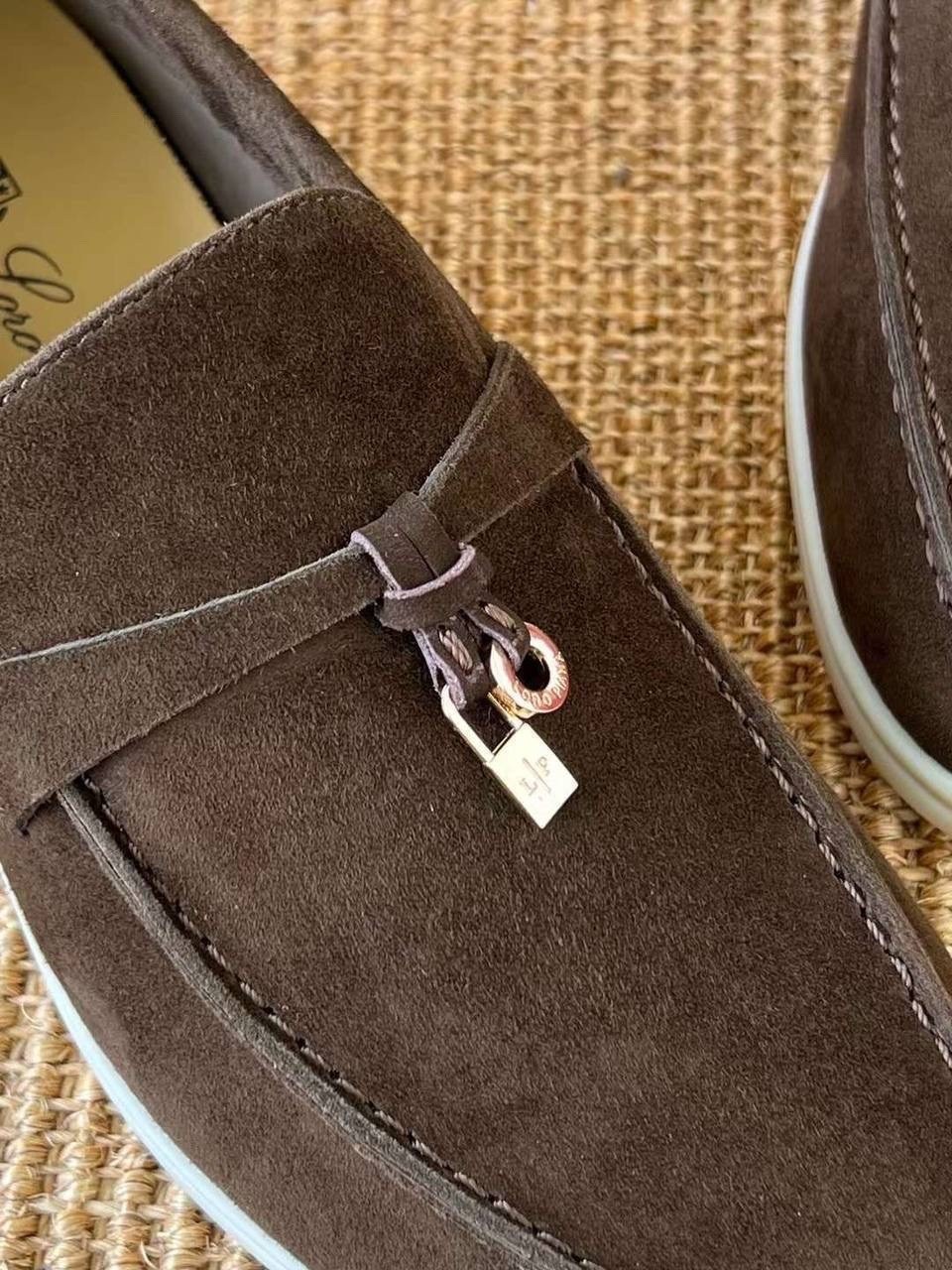 женские мокасины и лоферы,лоро пиано  женская лоферы,лоферы loro piana charms walk из замши,лоферы loro piana,женские лоферы loro piana open walk коричневые