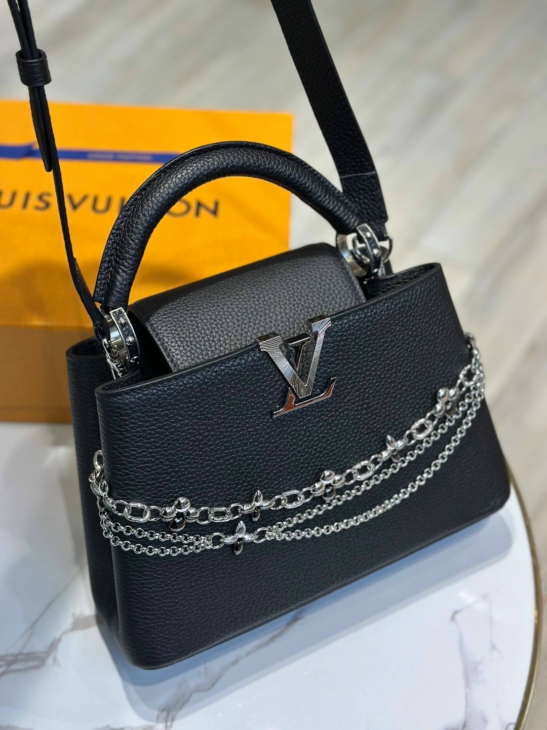 сумка женская louis vuitton,сумка louis vuitton,кожаная черная с бежевым сумка louis vuitton capucines mini,louis vuitton capucines,кожаная сумка louis vuitton capucines bb черная