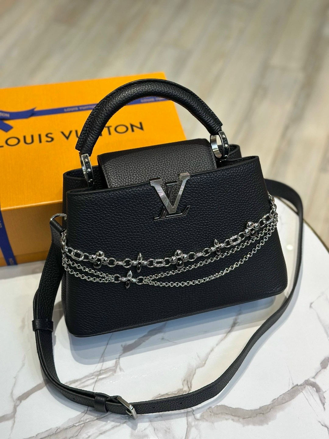 сумка женская louis vuitton,сумка louis vuitton,кожаная черная с бежевым сумка louis vuitton capucines mini,louis vuitton capucines,кожаная сумка louis vuitton capucines bb черная