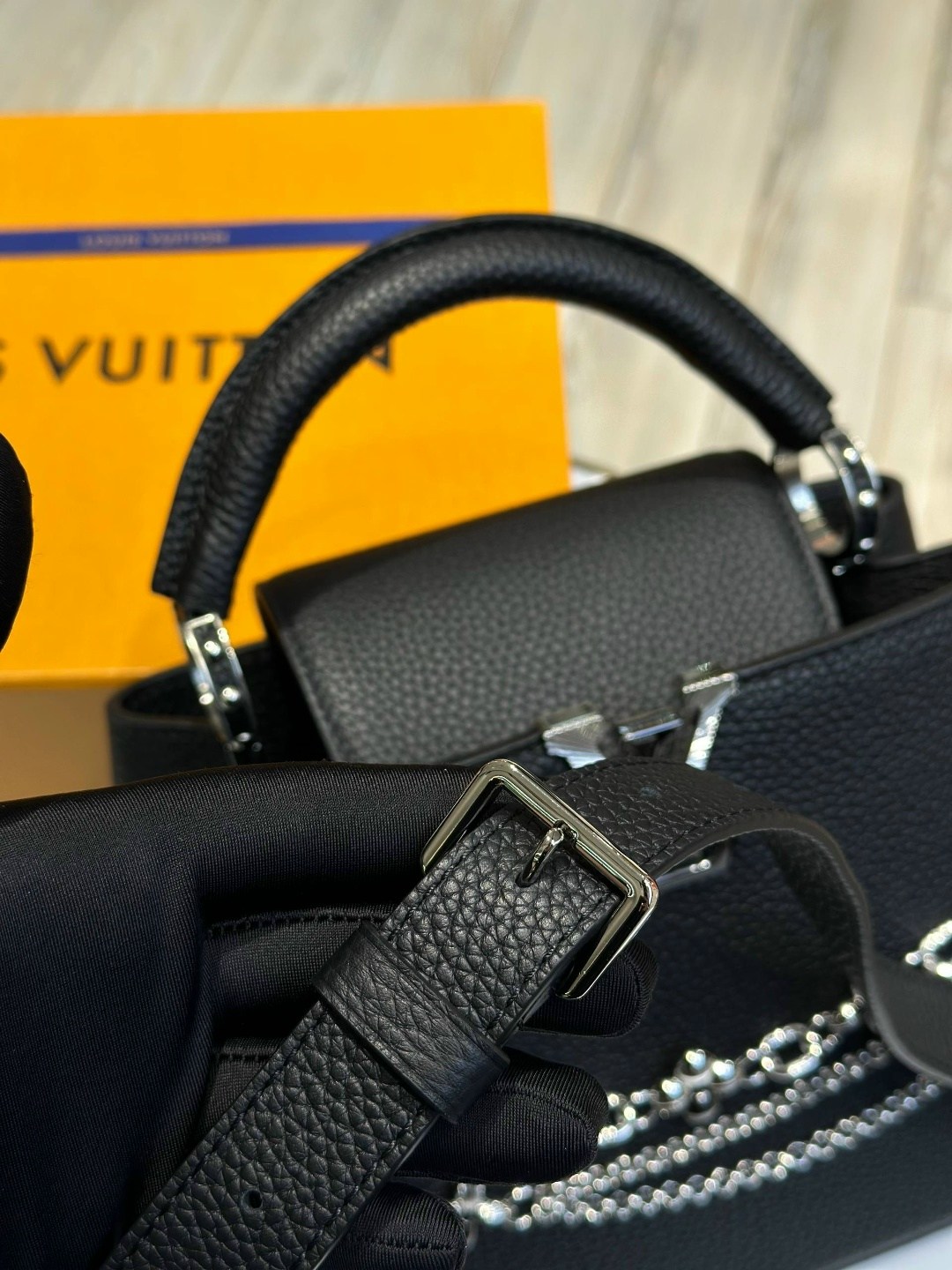 сумка женская louis vuitton,сумка louis vuitton,кожаная черная с бежевым сумка louis vuitton capucines mini,louis vuitton capucines,кожаная сумка louis vuitton capucines bb черная