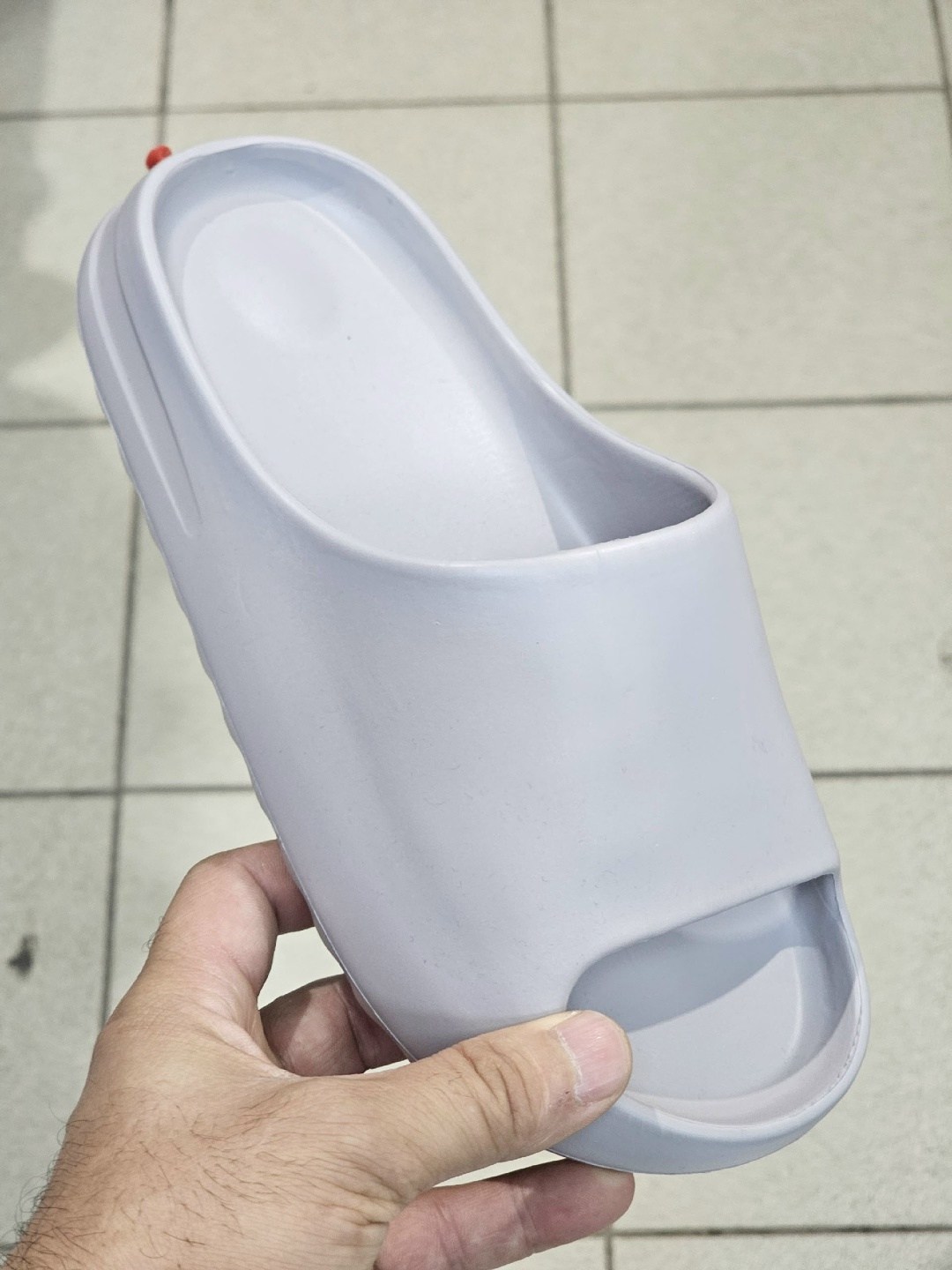 шлепанцы женские,тапки adidas yeezy slide,шлепки резиновые хит 2026,белые тапочки,