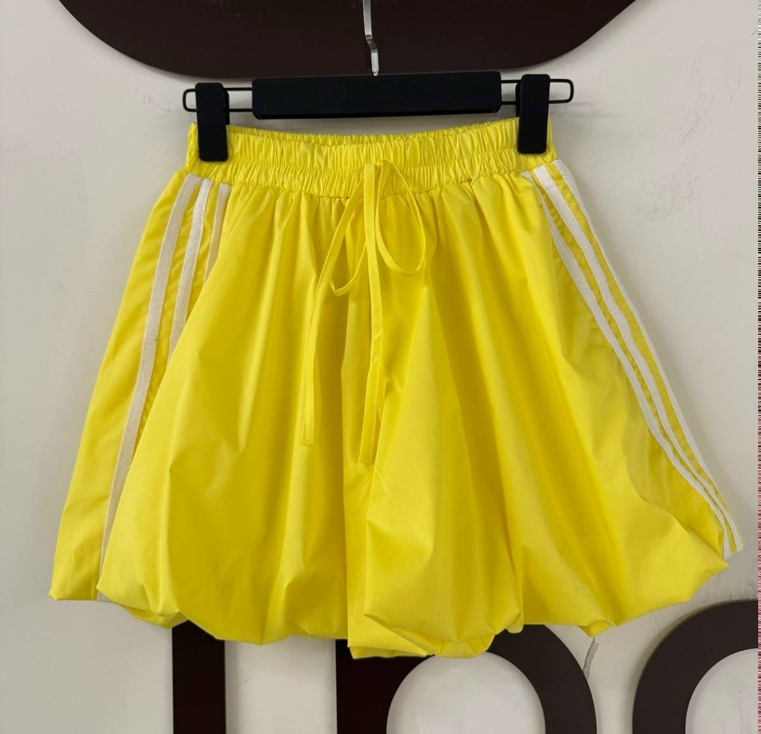 образ с теннисной юбкой,теннисная юбка,tennis skirt outfit,кроп топ и теннисная юбка,фотосессия в теннисной юбке