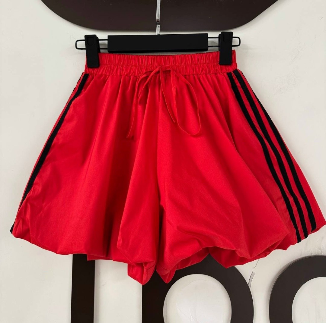 образ с теннисной юбкой,теннисная юбка,tennis skirt outfit,кроп топ и теннисная юбка,фотосессия в теннисной юбке