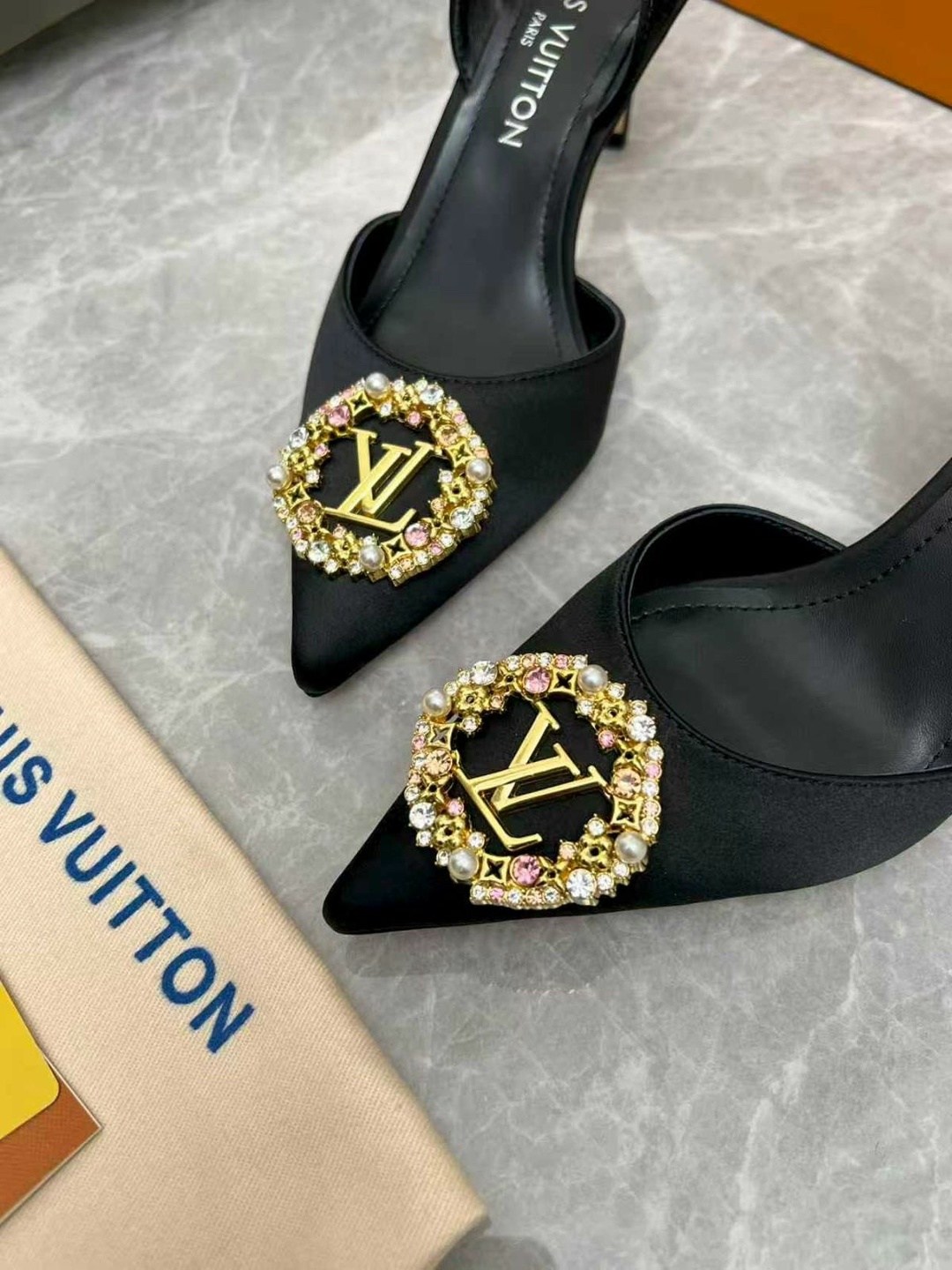 босоножки louis vuitton,туфли louis vuitton,туфли луи виттон с каблуком в виде логотипа,женская туфля,