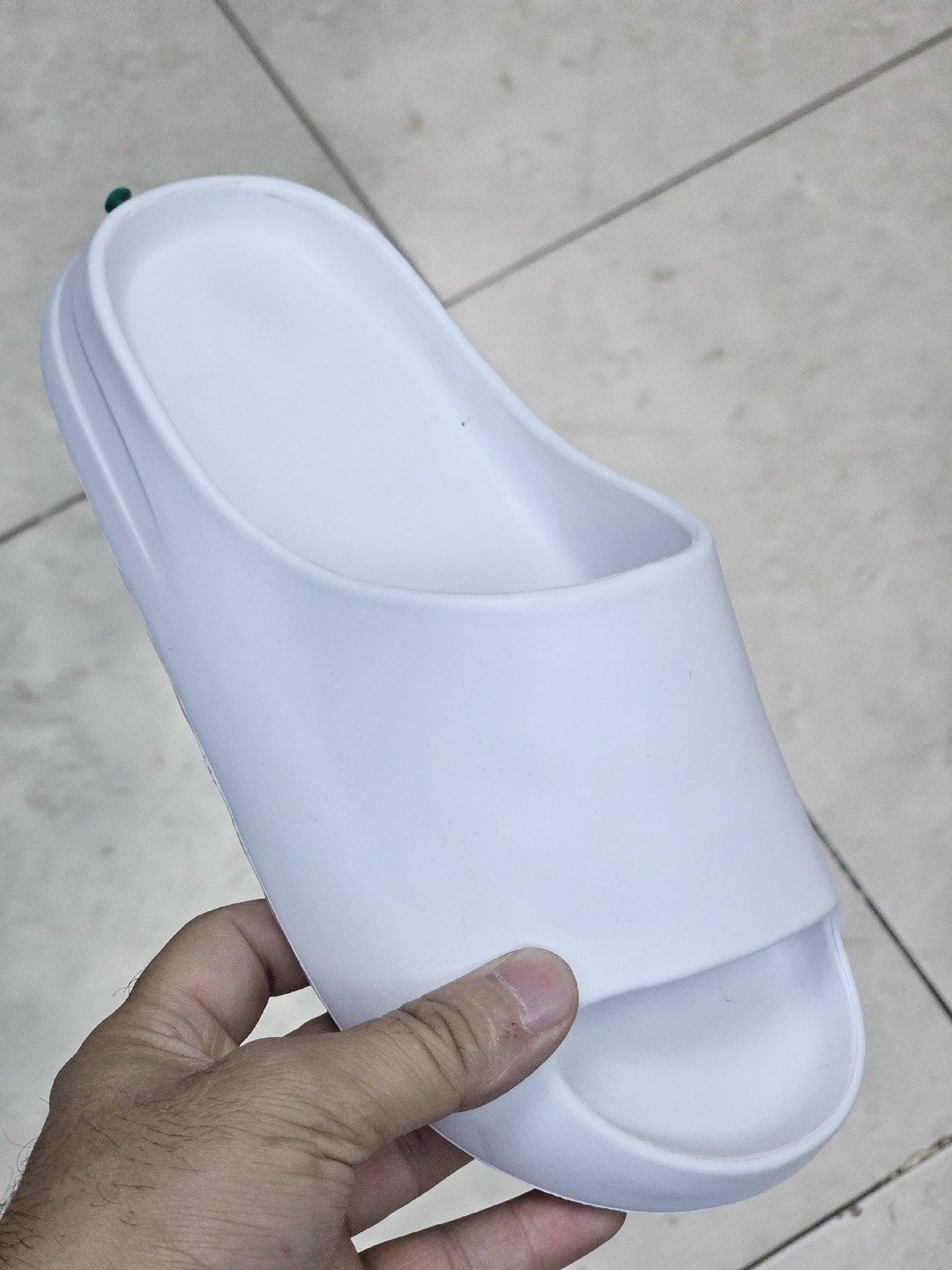 шлепанцы женские,тапки adidas yeezy slide,шлепки резиновые хит 2026,белые тапочки,