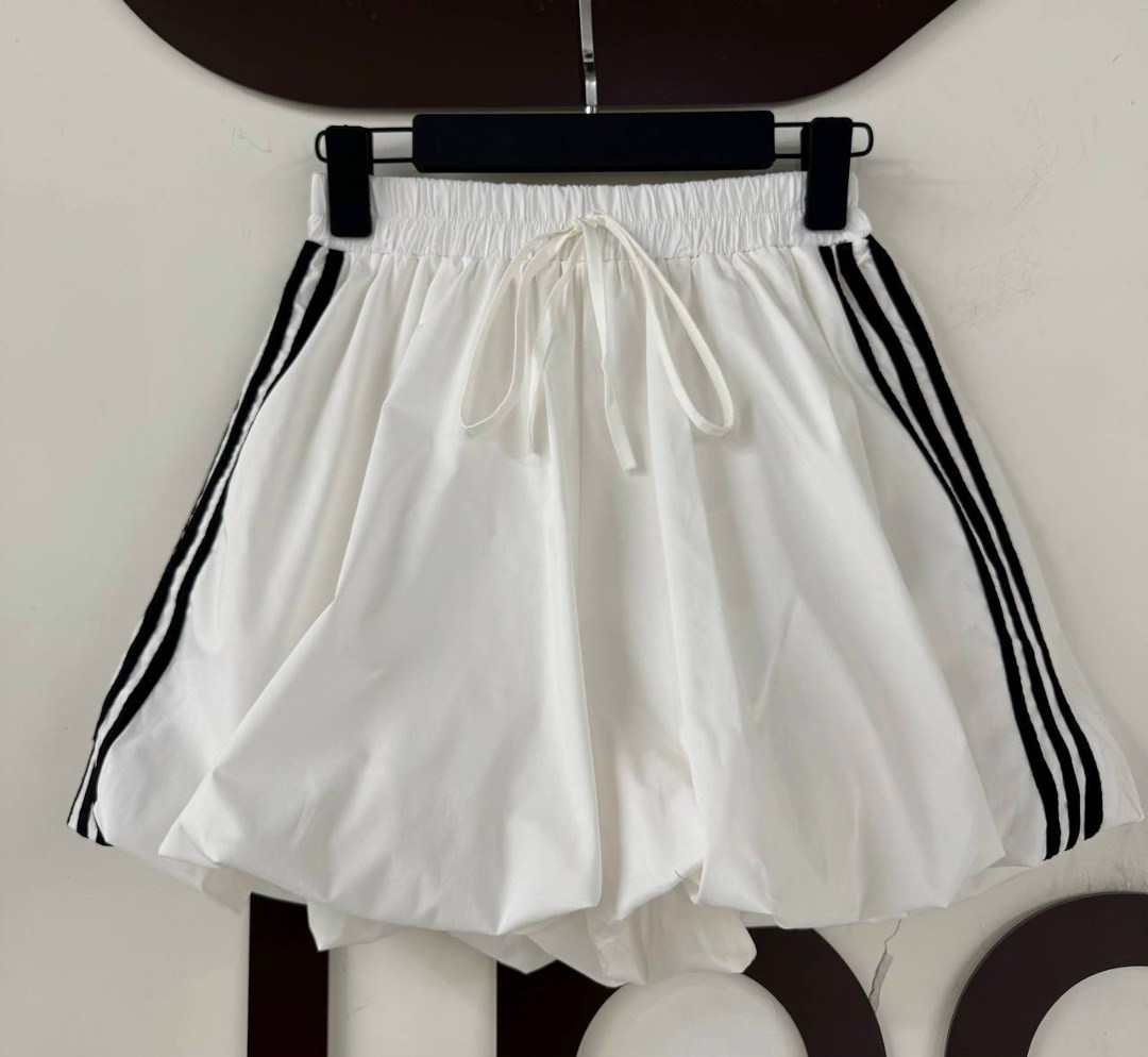 образ с теннисной юбкой,теннисная юбка,tennis skirt outfit,кроп топ и теннисная юбка,фотосессия в теннисной юбке