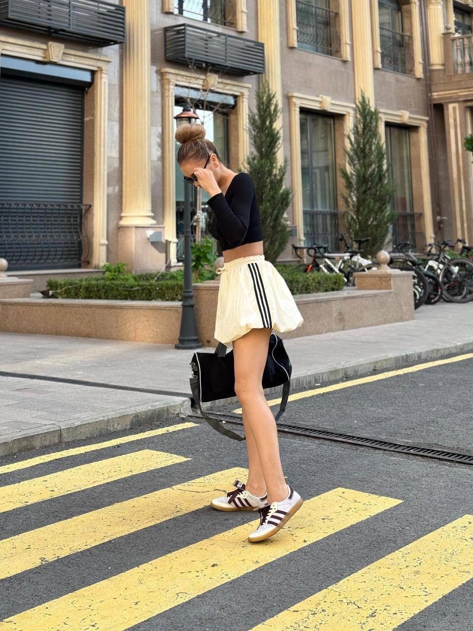образ с теннисной юбкой,теннисная юбка,tennis skirt outfit,кроп топ и теннисная юбка,фотосессия в теннисной юбке