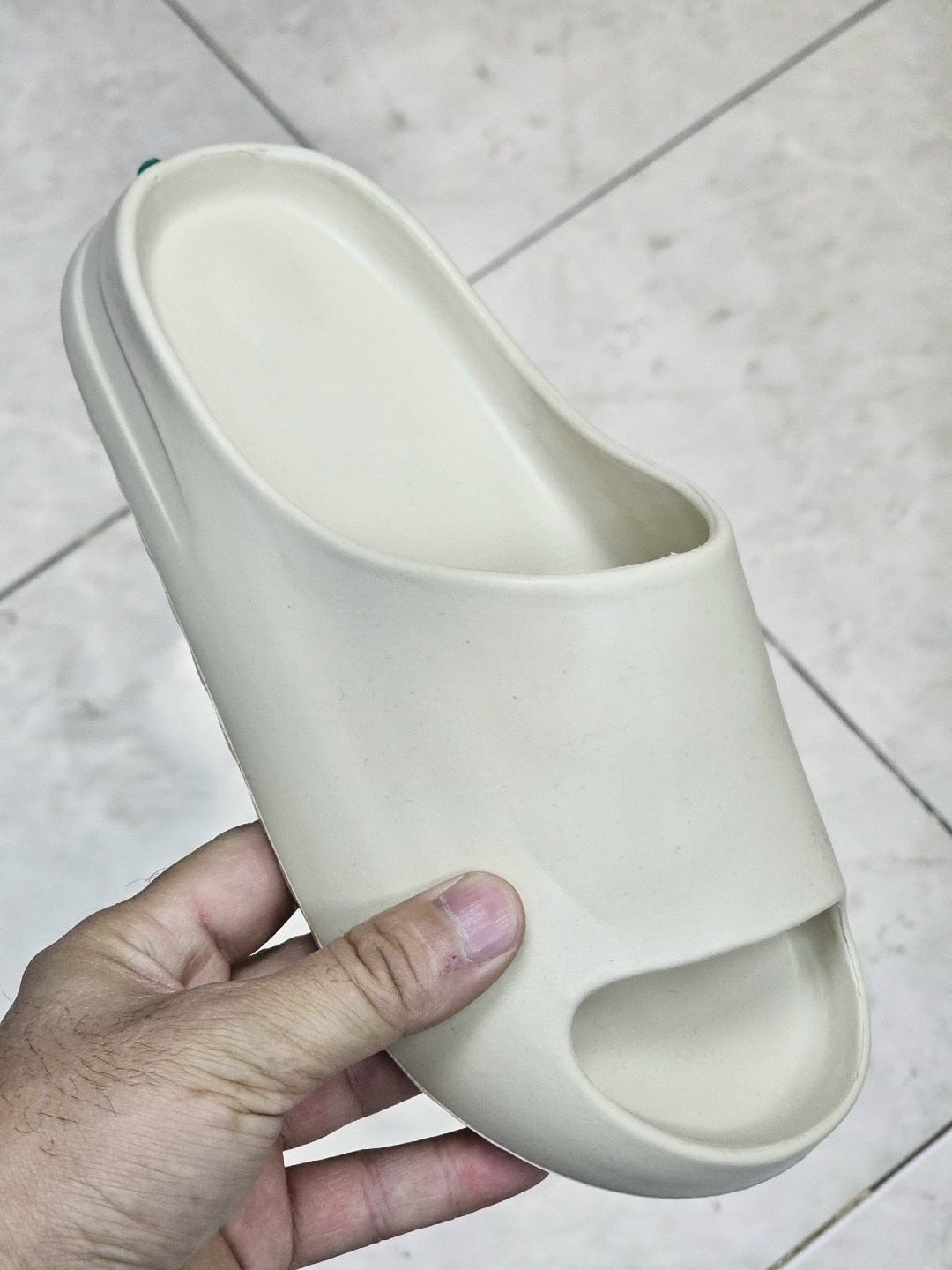 шлепанцы женские,тапки adidas yeezy slide,шлепки резиновые хит 2026,белые тапочки,