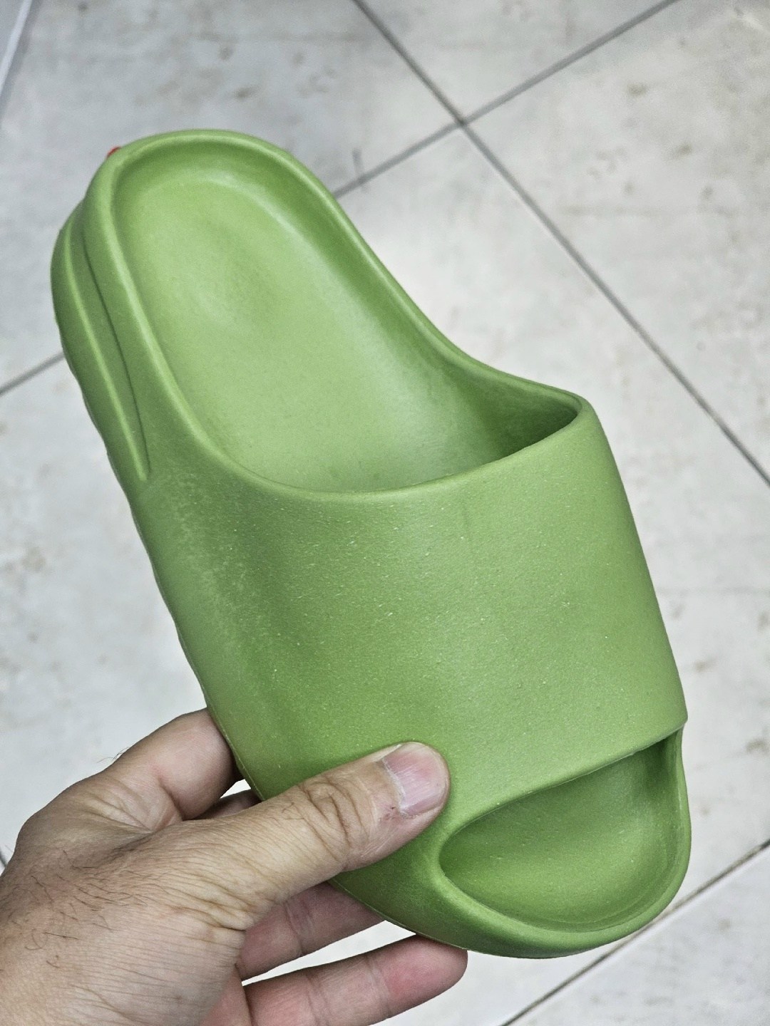 шлепанцы женские,тапки adidas yeezy slide,шлепки резиновые хит 2026,белые тапочки,