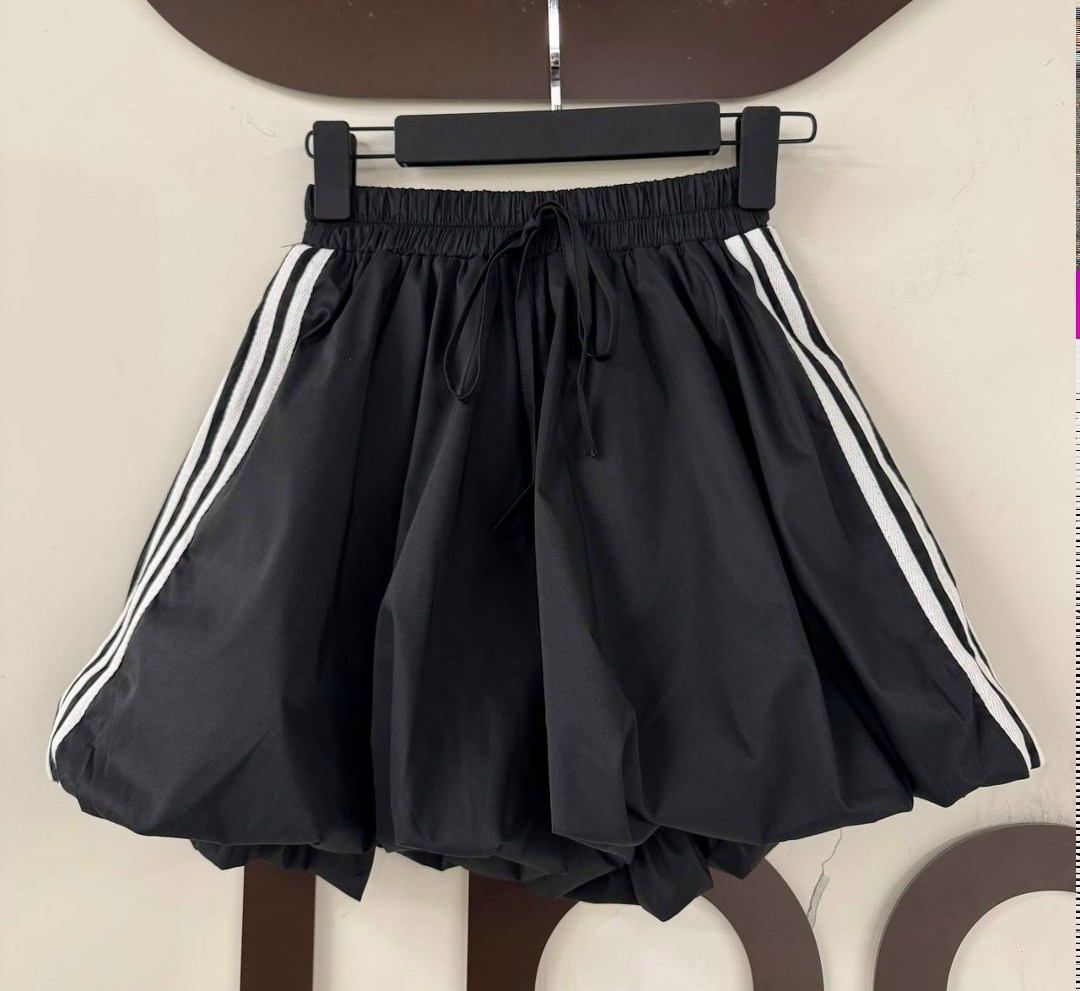 образ с теннисной юбкой,теннисная юбка,tennis skirt outfit,кроп топ и теннисная юбка,фотосессия в теннисной юбке