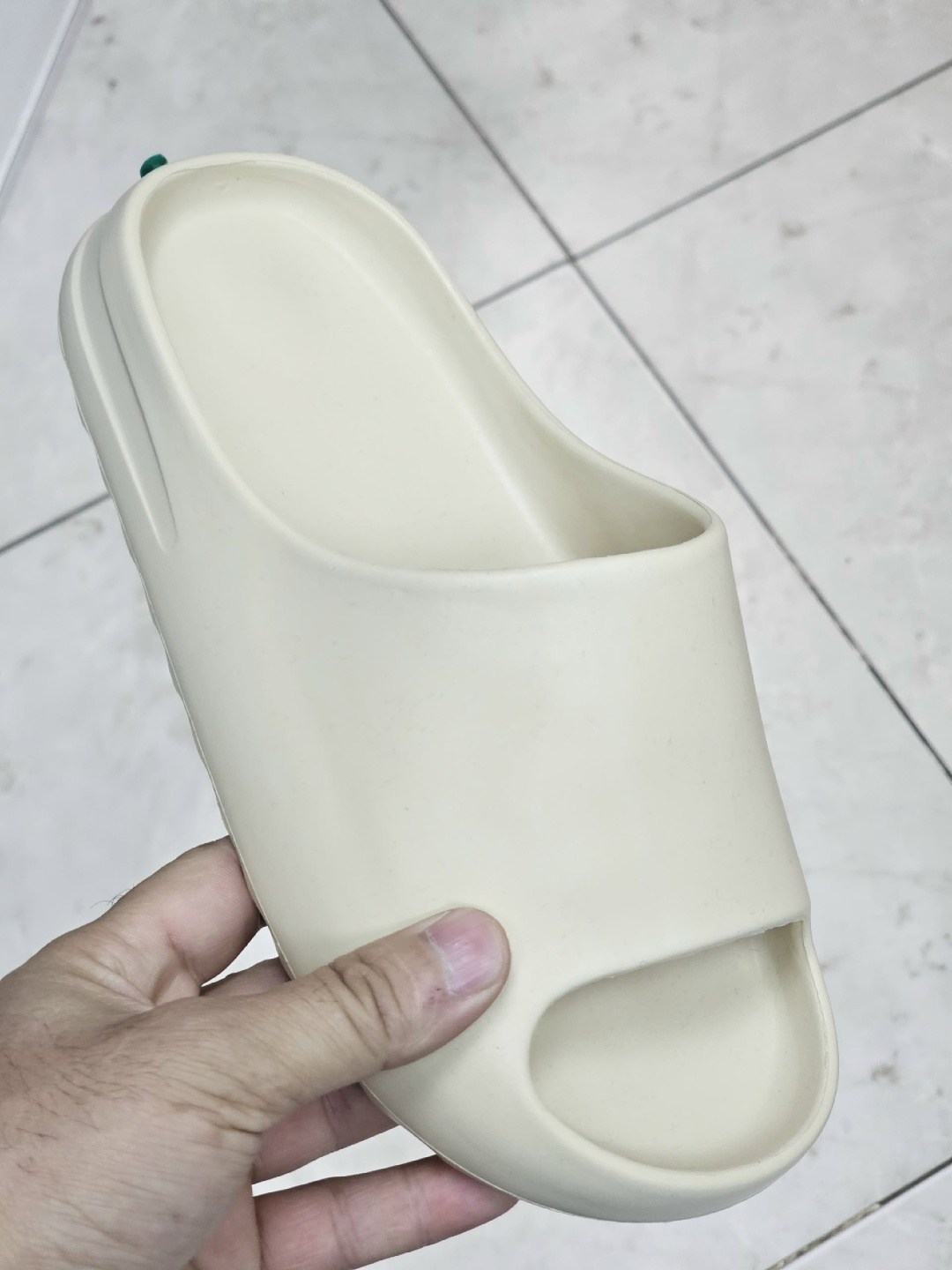 шлепанцы женские,тапки adidas yeezy slide,шлепки резиновые хит 2026,белые тапочки,