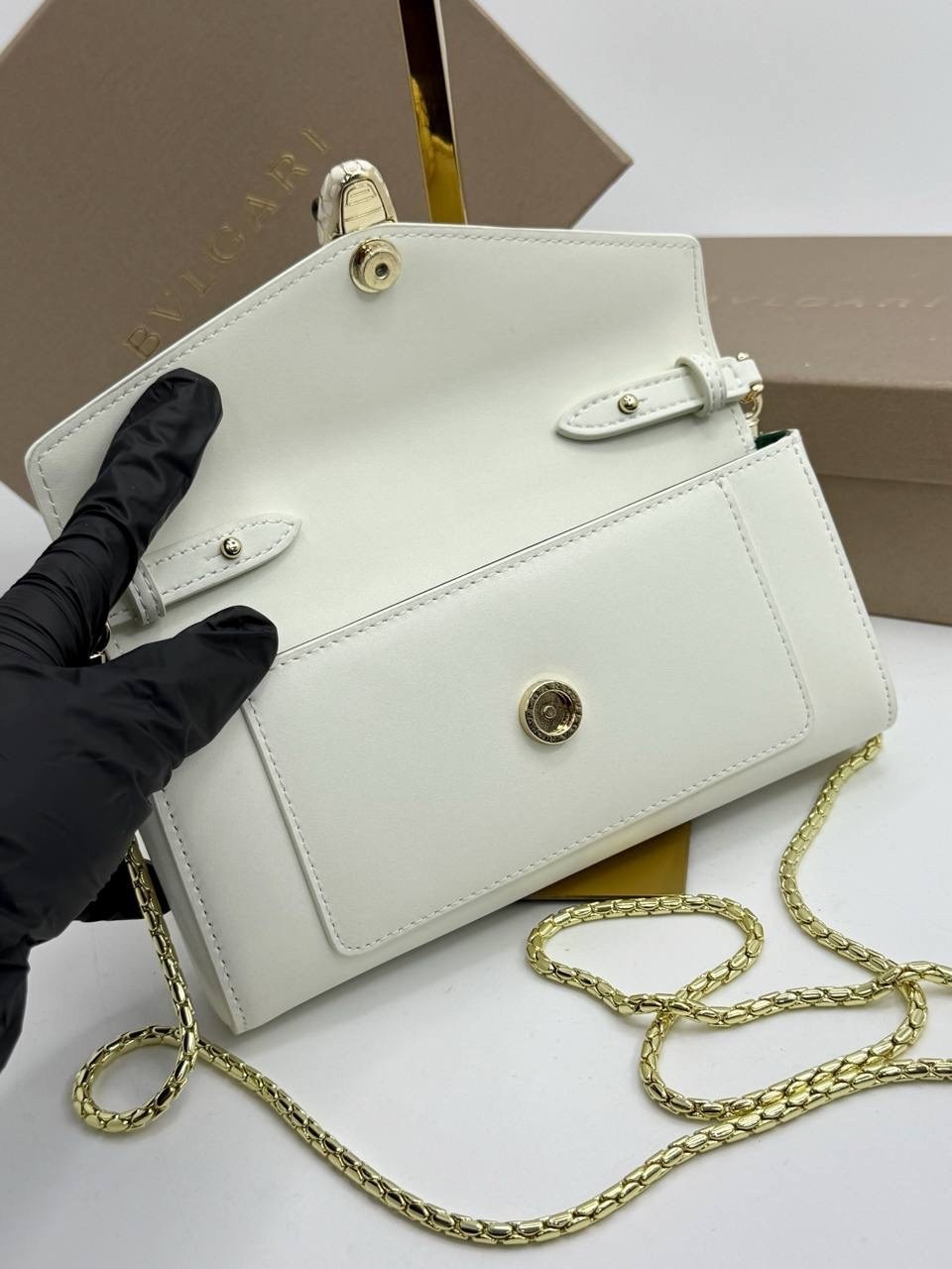 женская кожаная сумка bvlgari serpenti forever mini белая,сумка через плечо serpenti навсегда bvlgari белый,сумка на плечо bvlgari,женская кожаная сумка bvlgari serpenti reverse small белая,сумка bvlg