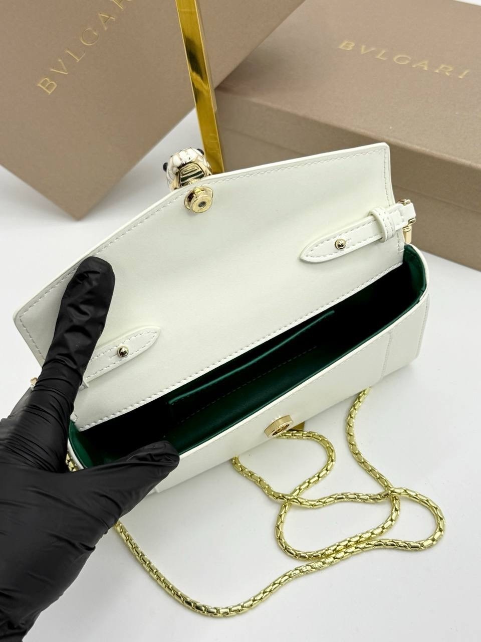 женская кожаная сумка bvlgari serpenti forever mini белая,сумка через плечо serpenti навсегда bvlgari белый,сумка на плечо bvlgari,женская кожаная сумка bvlgari serpenti reverse small белая,сумка bvlg