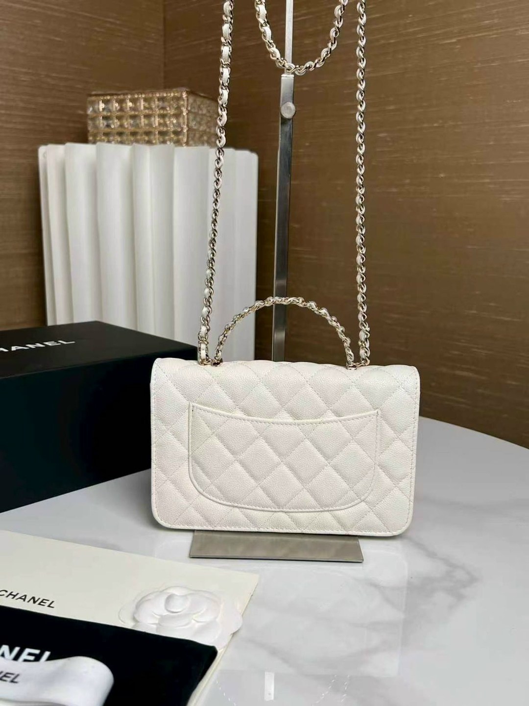 кожаная белая сумочка chanel woc с ручкой,сумка шанель,сумка chanel,сумка белая шанель,модная сумка шанель