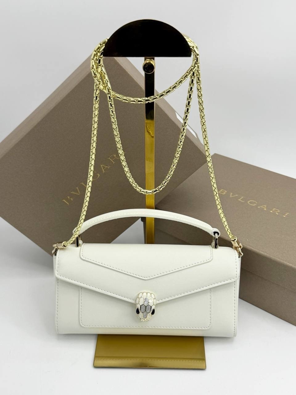 женская кожаная сумка bvlgari serpenti forever mini белая,сумка через плечо serpenti навсегда bvlgari белый,сумка на плечо bvlgari,женская кожаная сумка bvlgari serpenti reverse small белая,сумка bvlg