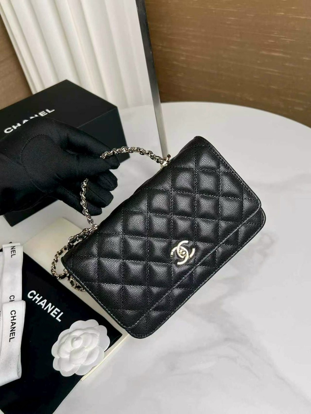 кожаная белая сумочка chanel woc с ручкой,сумка шанель,сумка chanel,сумка белая шанель,модная сумка шанель
