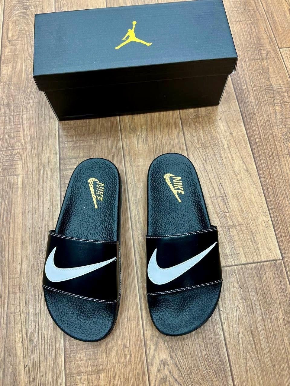 шлепки nike benassi мужские,мужские шлепанцы,шлепанцы nike,мужские шлепки,тапочки найк изи