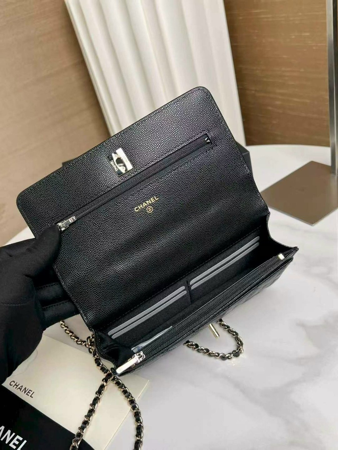 кожаная белая сумочка chanel woc с ручкой,сумка шанель,сумка chanel,сумка белая шанель,модная сумка шанель