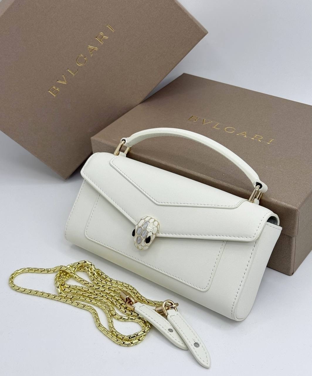 женская кожаная сумка bvlgari serpenti forever mini белая,сумка через плечо serpenti навсегда bvlgari белый,сумка на плечо bvlgari,женская кожаная сумка bvlgari serpenti reverse small белая,сумка bvlg