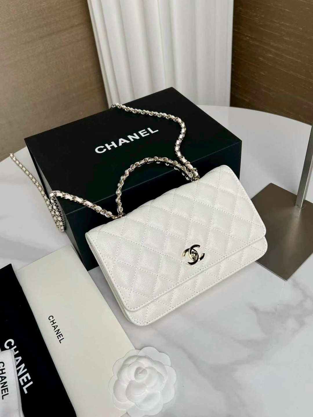 кожаная белая сумочка chanel woc с ручкой,сумка шанель,сумка chanel,сумка белая шанель,модная сумка шанель