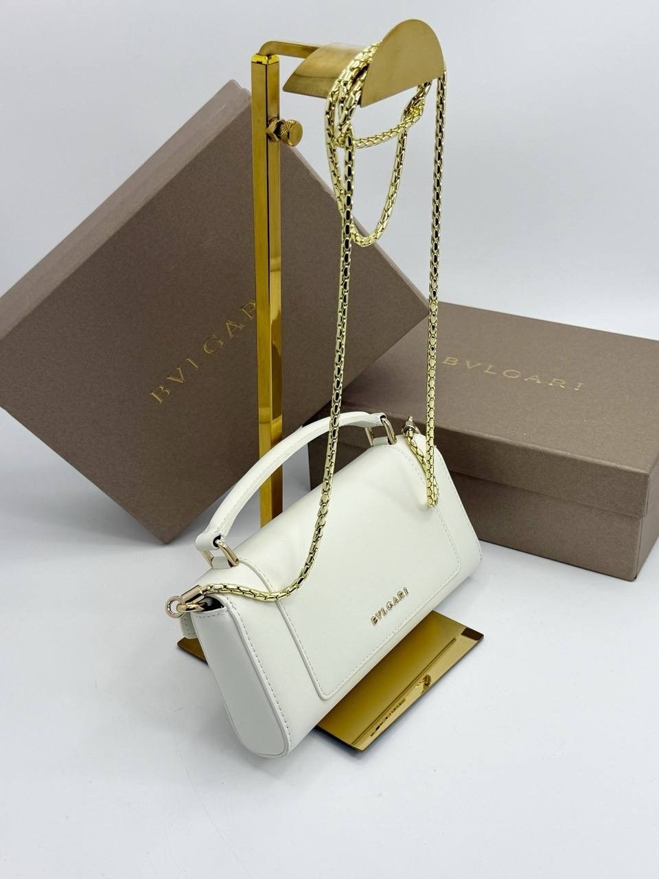 женская кожаная сумка bvlgari serpenti forever mini белая,сумка через плечо serpenti навсегда bvlgari белый,сумка на плечо bvlgari,женская кожаная сумка bvlgari serpenti reverse small белая,сумка bvlg