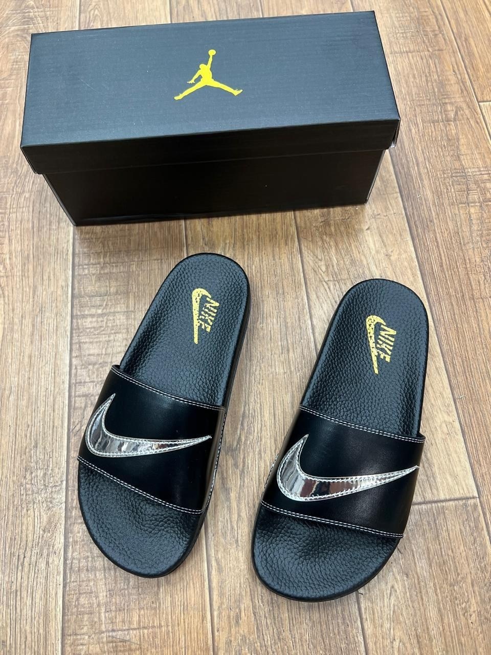 шлепки nike benassi мужские,мужские шлепанцы,шлепанцы nike,мужские шлепки,тапочки найк изи