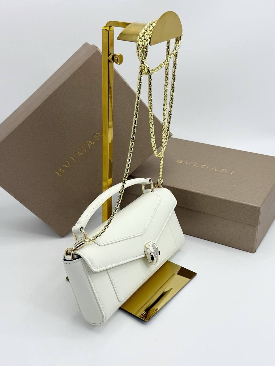 женская кожаная сумка bvlgari serpenti forever mini белая,сумка через плечо serpenti навсегда bvlgari белый,сумка на плечо bvlgari,женская кожаная сумка bvlgari serpenti reverse small белая,сумка bvlg