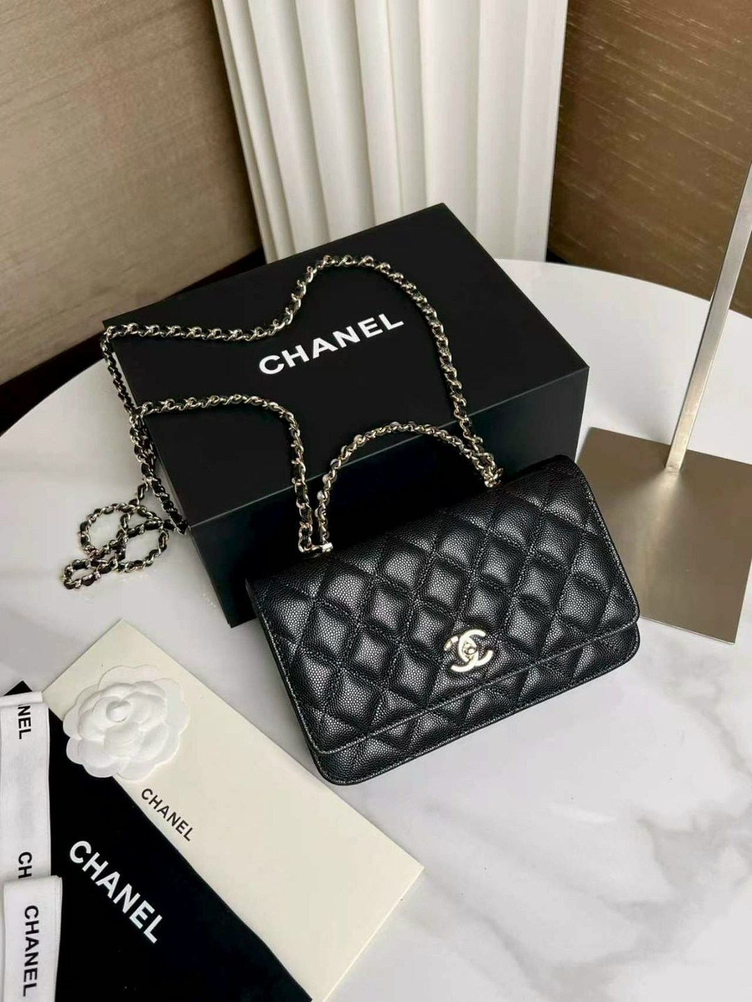 кожаная белая сумочка chanel woc с ручкой,сумка шанель,сумка chanel,сумка белая шанель,модная сумка шанель
