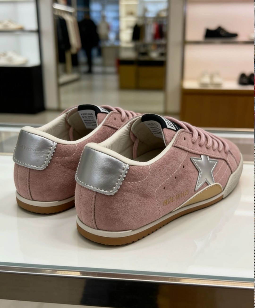 бело-розовые кроссовки golden goose со звездами,кроссовки golden goose,,golden goose super star,кожаные кроссовки golden goose super star