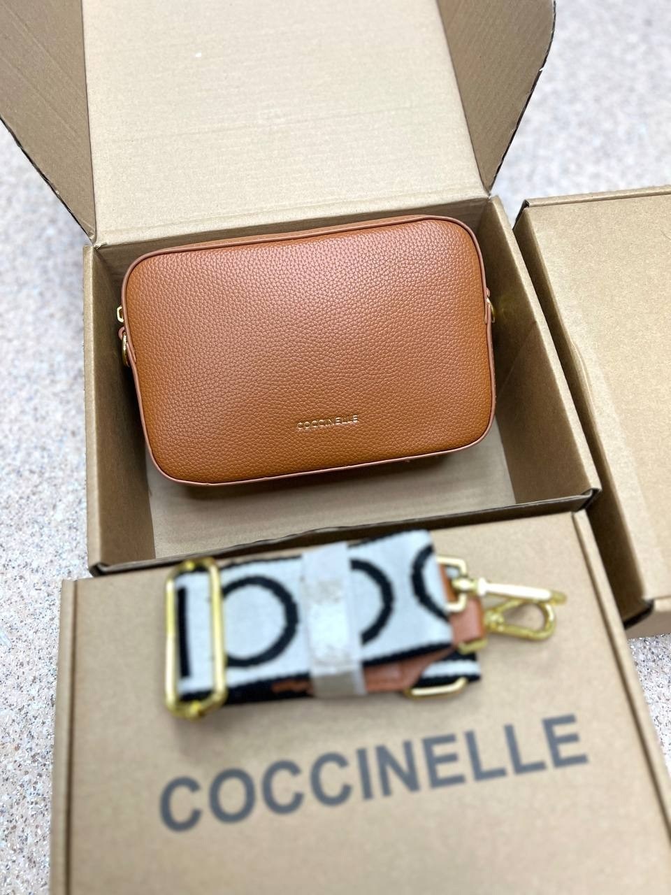 сумка coccinelle,женская сумка coccinelle,женская сумка,сумка,сумка через плечо coccinelle